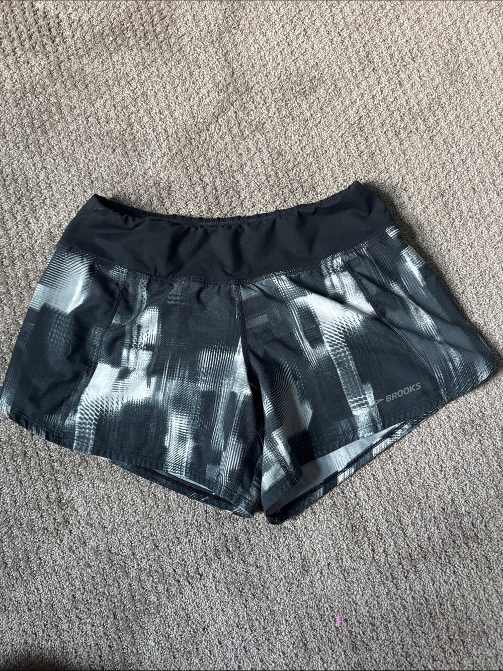 Brooks Women's Black & White Abstract Print Athletic Shorts